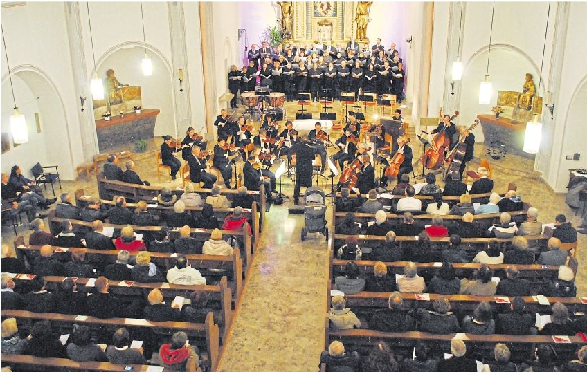 Unter der Leitung von Markus Ziegler bewegte die evangelische Kantorei St. Goarshausen mit Solisten und der Vogtland Philharmonie die Gemüter der Zuhörer in der katholischen Kirche von St. Goarshausen. 
